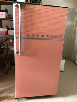 Réfrigérateur rose années 60 pour collectionneur