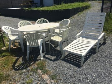 Table de jardin et 6 chaises et bain de soleil