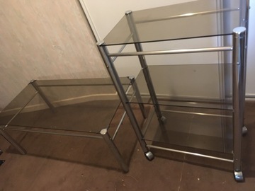 Deux meubles en verre et métal table basse + etage