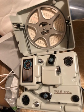 Un projecteur de films et une caméra de 8mm