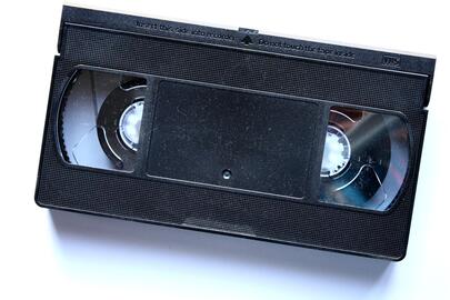 Donne un carton de cassettes VHS enregistrées