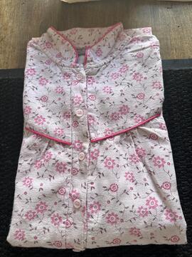 Chemise de nuit identique à celle en bleu, mais rose, lavée et repassée.