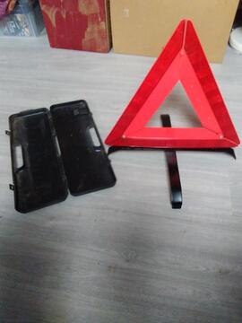 triangle de signalisation pliable avec sa boîte