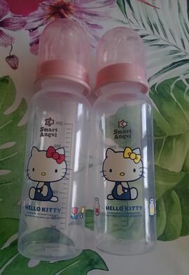 lot de deux biberons Hello Kitty