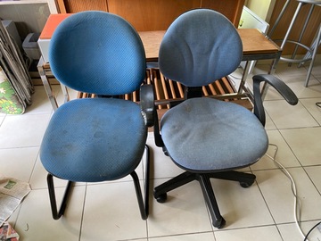 2 chaises de bureau et de réunion