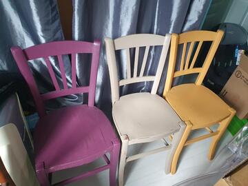 3 chaises en bois violette grise et orange
