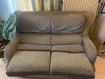 canapé en velours vert et fauteuil en cuir marron