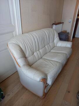 vieux canapé et fauteuils en cuir blanc