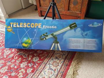 télescope F70060, cadeau jamais utilisé. Dessus de la boîte et poignée plastique abimés