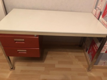 bureau avec un tiroir