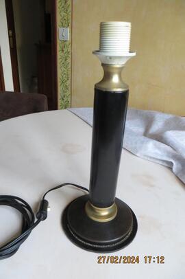 Pied de lampe en cuir