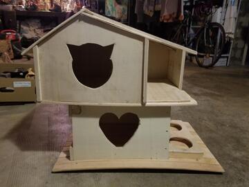 Petite cabane en bois artisanale pour chat ou jouet