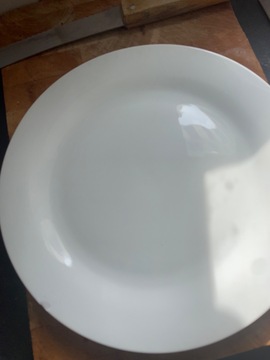 assiettes en porcelaine blanche