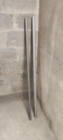 deux tube PVC plomberie