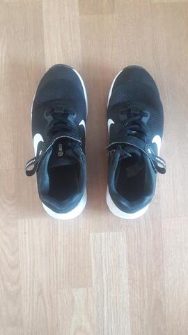 chaussures noires nike t38, style basket