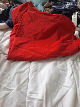 3 draps housse rouge plus 2 taies d'oreiller