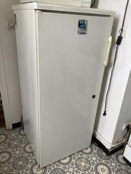 Donne frigo / frigidaire avec freezer / électroménager