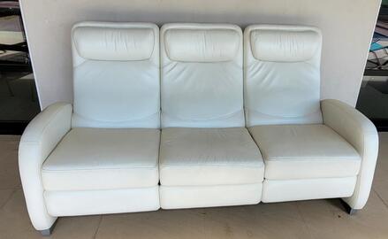 Canapé en cuir blanc avec dossier inclinable et support de jambes
