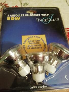 3 Ampoules neuves halogènes GU 10 50w sans transformateur