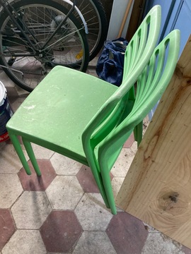 2 chaises robustes plastique