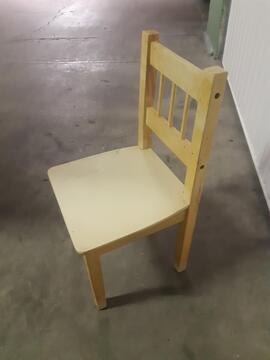 Petite chaise en bois pour enfant