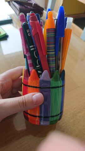 Pot à crayons avec stylos et crayons
