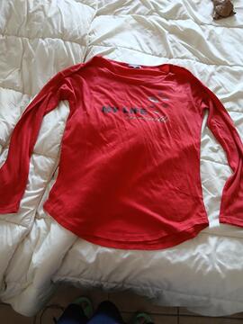 Tee-Shirt rouge à manche longue. Taille 04