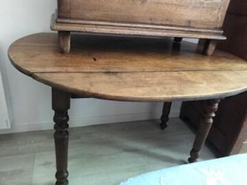 Table en bois et 2 petites armoires