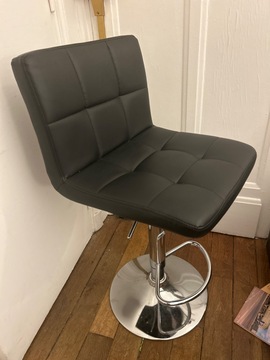 2 chaises a bar identiques en cuir