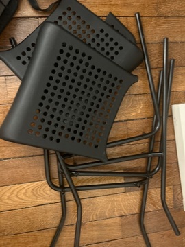 2 chaises ikea de cuisine ( peuvent aussi être utilisées pour le bureau)
