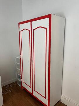 Armoire avec rayonnages