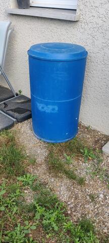 réservoir d'eau bidon bleu