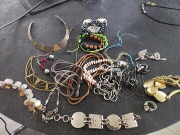 divers colliers, bracelets et boucles d'oreilles