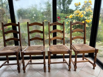 chaises et meubles en bois