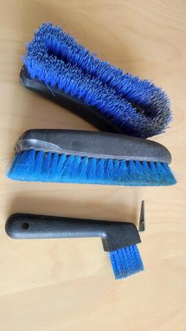 3 brosses pour cheval