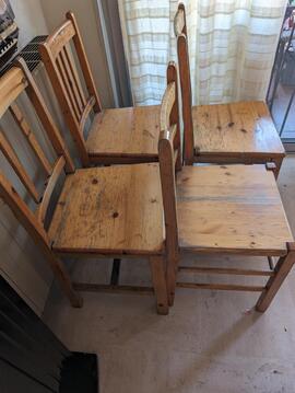 4 chaises en bois dont deux à coller colle à bois ou à fixer quelques vis pour renfort