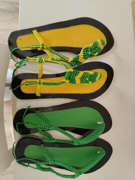 deux paires de sandales brésiliennes
