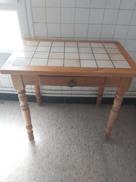 petite table carrelée