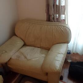 fauteuil une place abimé sur le dessus.