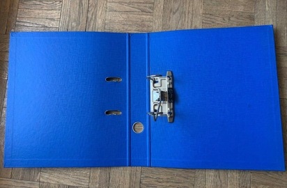 Classeur bleu marine, dos 5 cm, H 32. L 28 cm