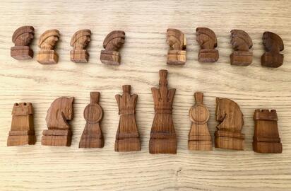 Pièces d'échecs en bois faites à la main