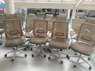 URGENT : 9 chaises à donner - état moyen - peut être divisé en plusieurs lots !