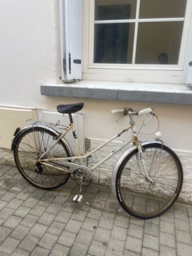 vélo avec pneus neufs et jolie selle