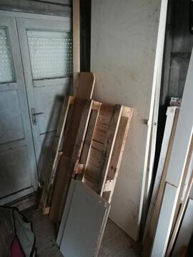 chutes de bois et vieilles portes