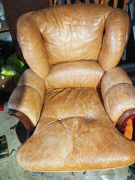 Fauteuil cuir et bois à rénover