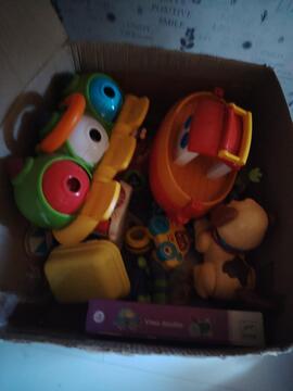 2 cartons de jouets livres peluches