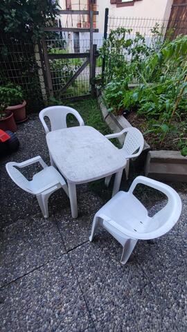 Table et 4 chaises taille enfant