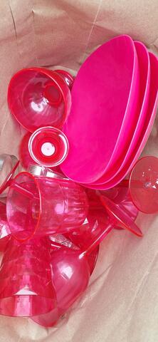 assiettes et verres en plastiques rose