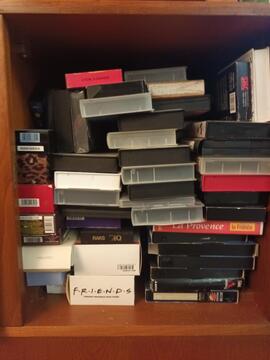 gros lot de VHS, tout style, films, dessins animés, spectacles....
