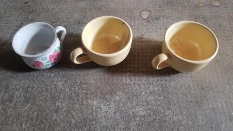 3 petites tasses à café, 2 identiques